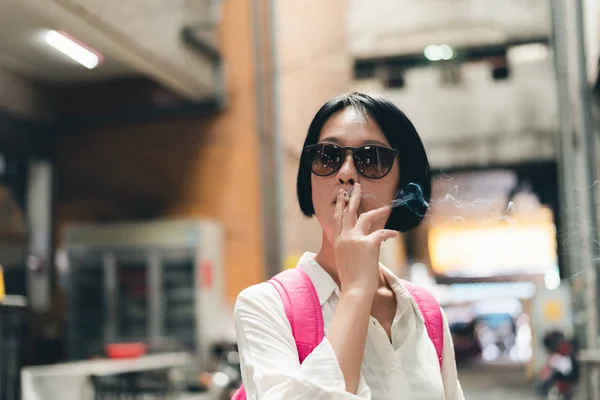 Mulher asiática viajando e fumando — Fotografia de Stock