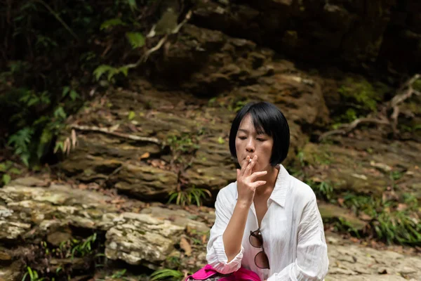 Frau raucht und ruht — Stockfoto