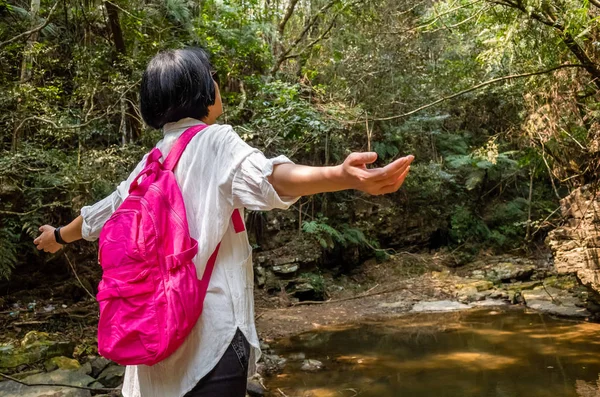 Donna viaggiante stare vicino a un fiume — Foto Stock