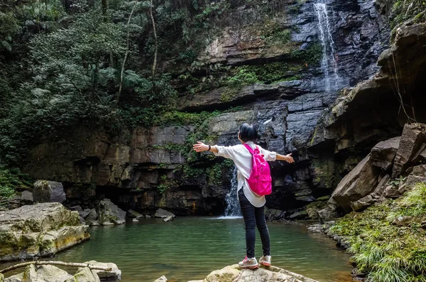 Viajando mulher sinta-se livre — Fotografia de Stock