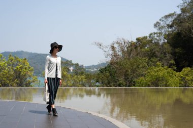 seyahat kadın yürüyüş Xiangshan Ziyaretçi Merkezi