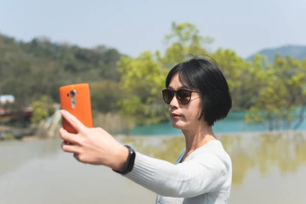 Selfie donna in viaggio al centro visitatori Xiangshan — Foto Stock