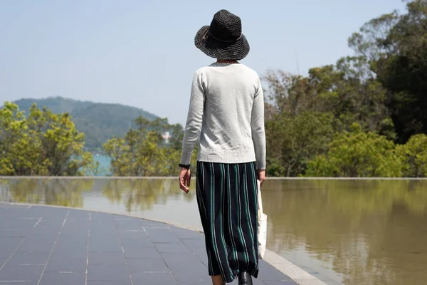 Reizende vrouw lopen op Xiangshan Visitor Center — Stockfoto