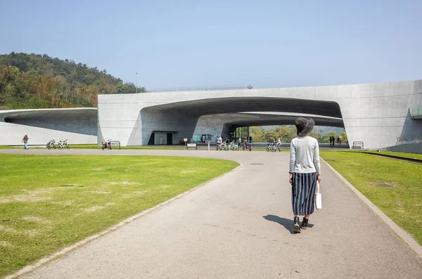 Mulher viajante caminhar no Xiangshan Visitor Center — Fotografia de Stock