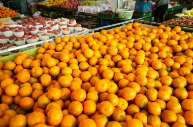 Turuncu meyve pazarı üzerinde yığılmış