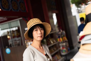 alışveriş ve malzeme çekme kadın seyahat