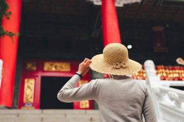 bir tapınağa seyahat kadın yürüyüş