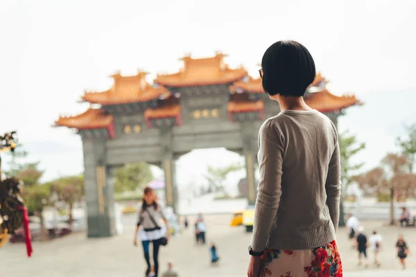 亚洲女人站在文武寺 — 图库照片