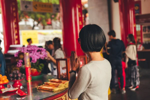 祈って旅の女性 — ストック写真