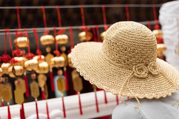 Mujer mira las campanas de oro — Foto de Stock