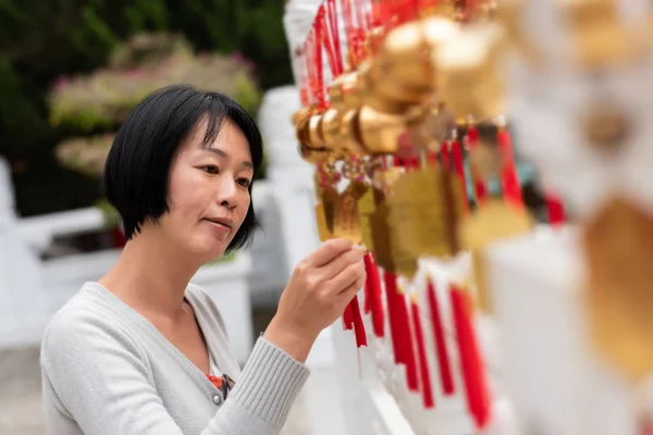 Donna guarda le campane d'oro — Foto Stock