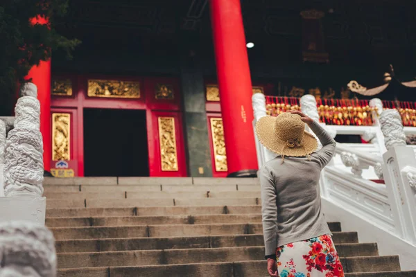 お寺に旅行の女性散歩 — ストック写真