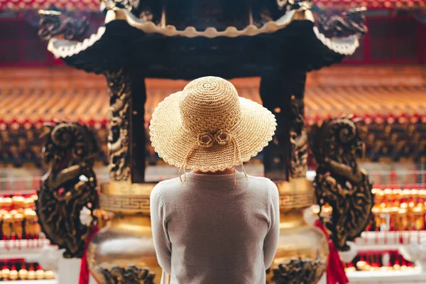 女性は焼香し、祈る — ストック写真