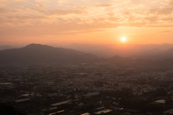 Paisaje del atardecer con nubes anaranjadas — Foto de Stock