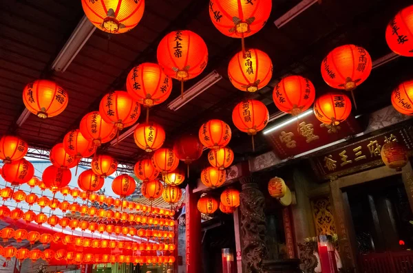 Linterna roja cuelga en el templo tradicional —  Fotos de Stock