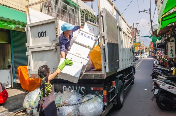 用于收集可回收材料的白色回收车 — 图库照片
