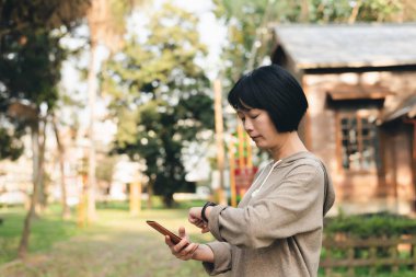 Akıllı izlemek ve cep telefonu kullanarak