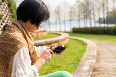 açık mobil kullanan kadın