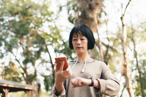 Använda smart Watch-klocka och mobiltelefon — Stockfoto