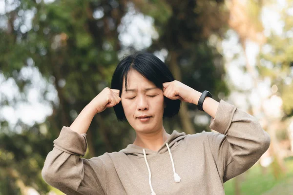 Maturo asiatico donna avere mal di testa — Foto Stock