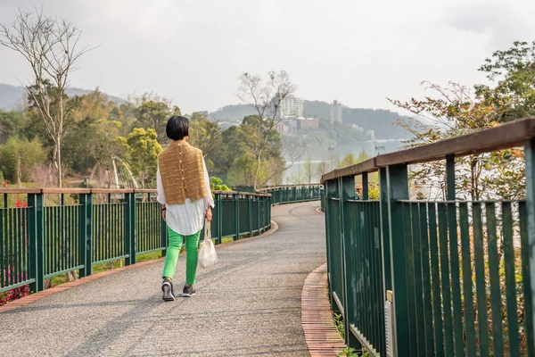 女人走在路上 — 图库照片