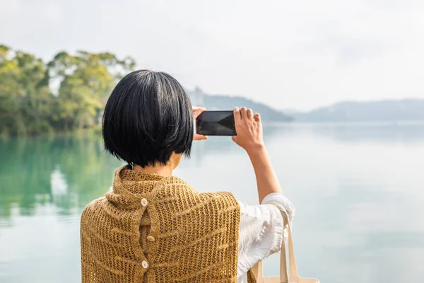 Mujer viajera tomar una foto — Foto de Stock