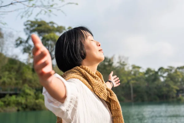 Traveling Asian mature woman feel free — Stock Photo, Image