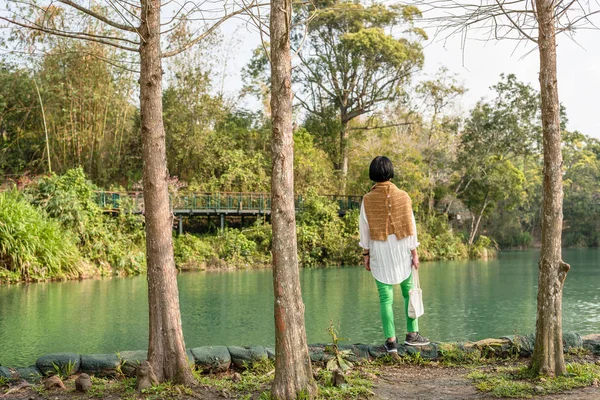 Utazás ázsiai nő áll a tó közelében — Stock Fotó