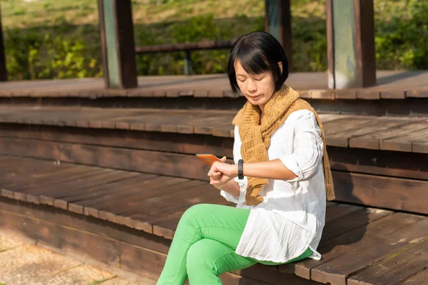Asian woman using smart watch and mobile — Stock Photo, Image