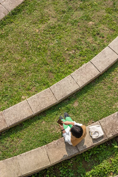 Vrouw met behulp van mobiele op de outdoor — Stockfoto