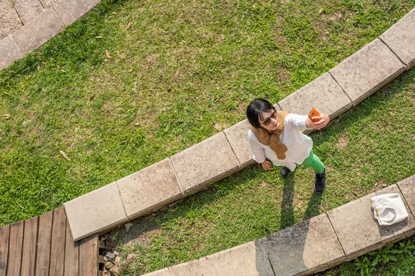 Bovenaanzicht van Aziatische vrouw selfie — Stockfoto