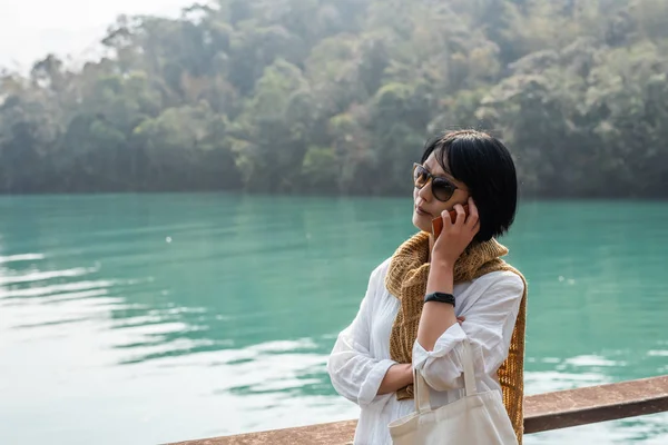 携帯電話で旅行の女性の話 — ストック写真