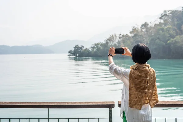 Vrouw nemen een foto reizen — Stockfoto