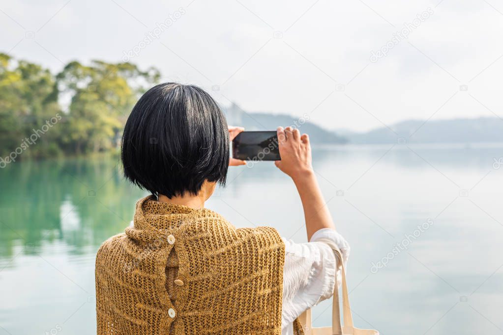 traveling woman take a picture