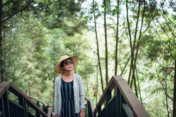 Frau geht im Freien an der Treppe — Stockfoto