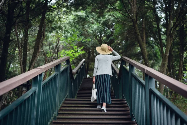 Mulher andando nas escadas ao ar livre — Fotografia de Stock