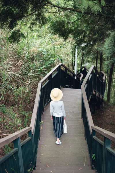 Frau geht im Freien an der Treppe — Stockfoto