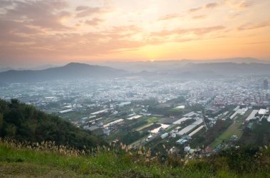 Turuncu bulutlu gün batımı manzarası