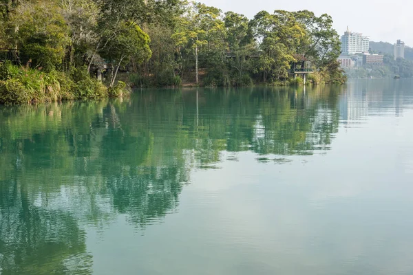 Táj zöld víz a Sun Moon Lake — Stock Fotó