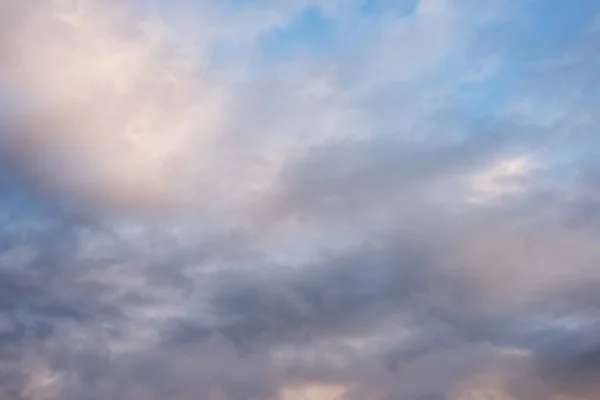 Weiße Wolken am blauen Himmel — Stockfoto