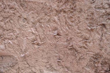 kahverengi renkte kaba taş duvar