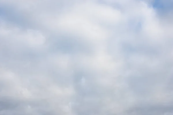 Nuvens brancas no céu azul — Fotografia de Stock