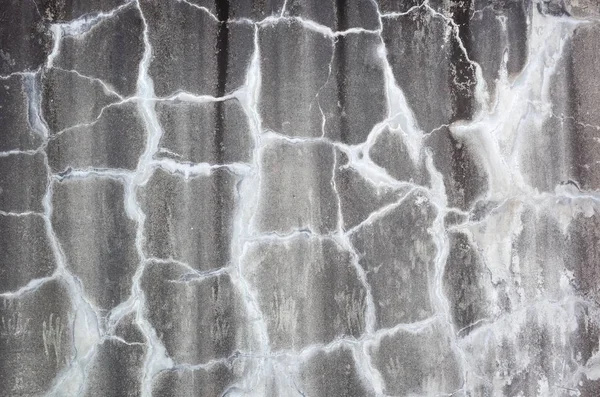 Verwitterte graue Wand mit Rissen — Stockfoto