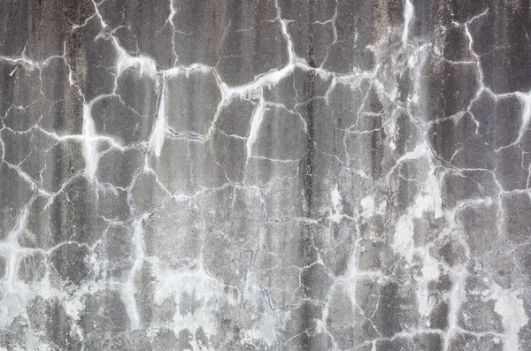 Verweerde grijze muur met scheuren — Stockfoto