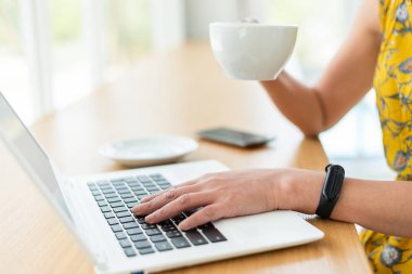 Asyalı kadın çalışma ve dizüstü bilgisayar kullanma