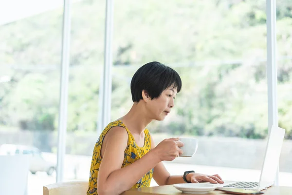 Mujer asiática trabajando y utilizando el ordenador portátil — Foto de Stock