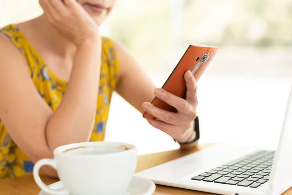 Kadın çalışma ve cep telefonu kullanma — Stok fotoğraf