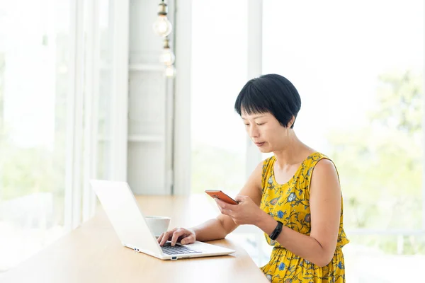 Woman working and using cellphone — Stock Photo, Image