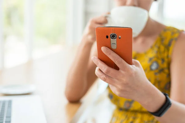 Kadın çalışma ve cep telefonu kullanma — Stok fotoğraf