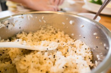 Ev yapımı suşi masada